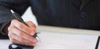 Documentele care nu trebuie semnate de angajaţi. Clauzele de care să te fereşti când eşti nou într-o companie