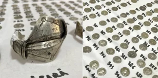 Imagini cu o comoară veche de 2000 de ani, descoperită întâmplător în Botoșani: 600 monede de argint și 6 brățări dacice