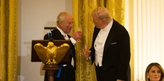 Donald Trump ridică taxele pe whiskey în urma discuțiilor cu Regele Charles