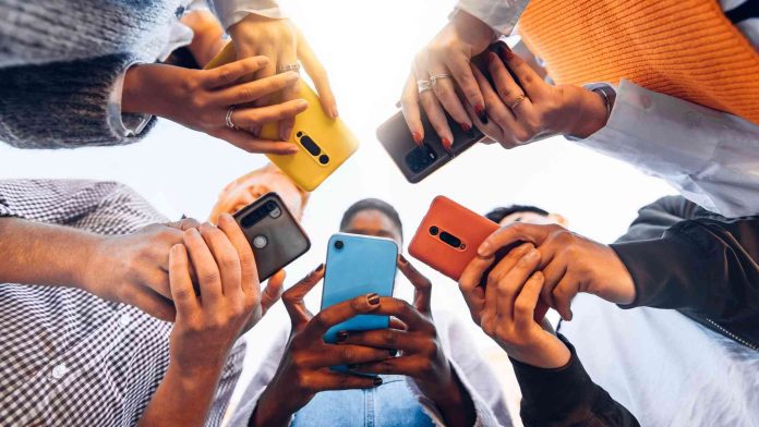social-media-adolescenti-smartphone.jpg