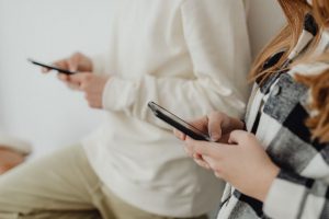 bateria-care-nu-cedeaza-i-ecranul-care-surprinde-doua-smartphone-uri-care-rescriu-a-teptarile.jpg
