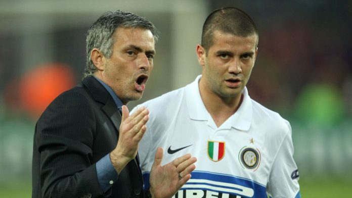 chivu-mourinho-3.jpg